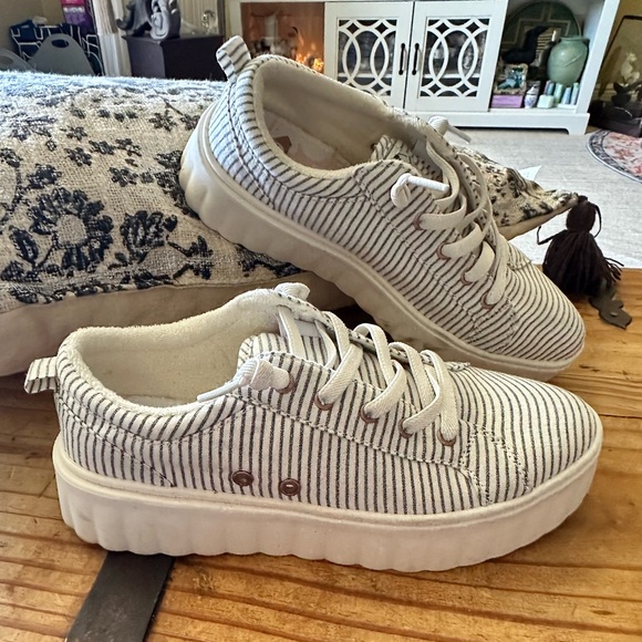 Roxy Beige & Navy Blue Stripe Low Top Slip On Platform Comfort Sneakers / Shoes. - Picture 1 of 13
